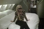 Пэрис Хилтон установила в своем самолете двуспальную кровать